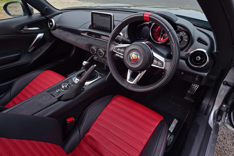 Интерьер Abarth 124 GT (348) 2018 года  (UK) (фото 38 из 40)
